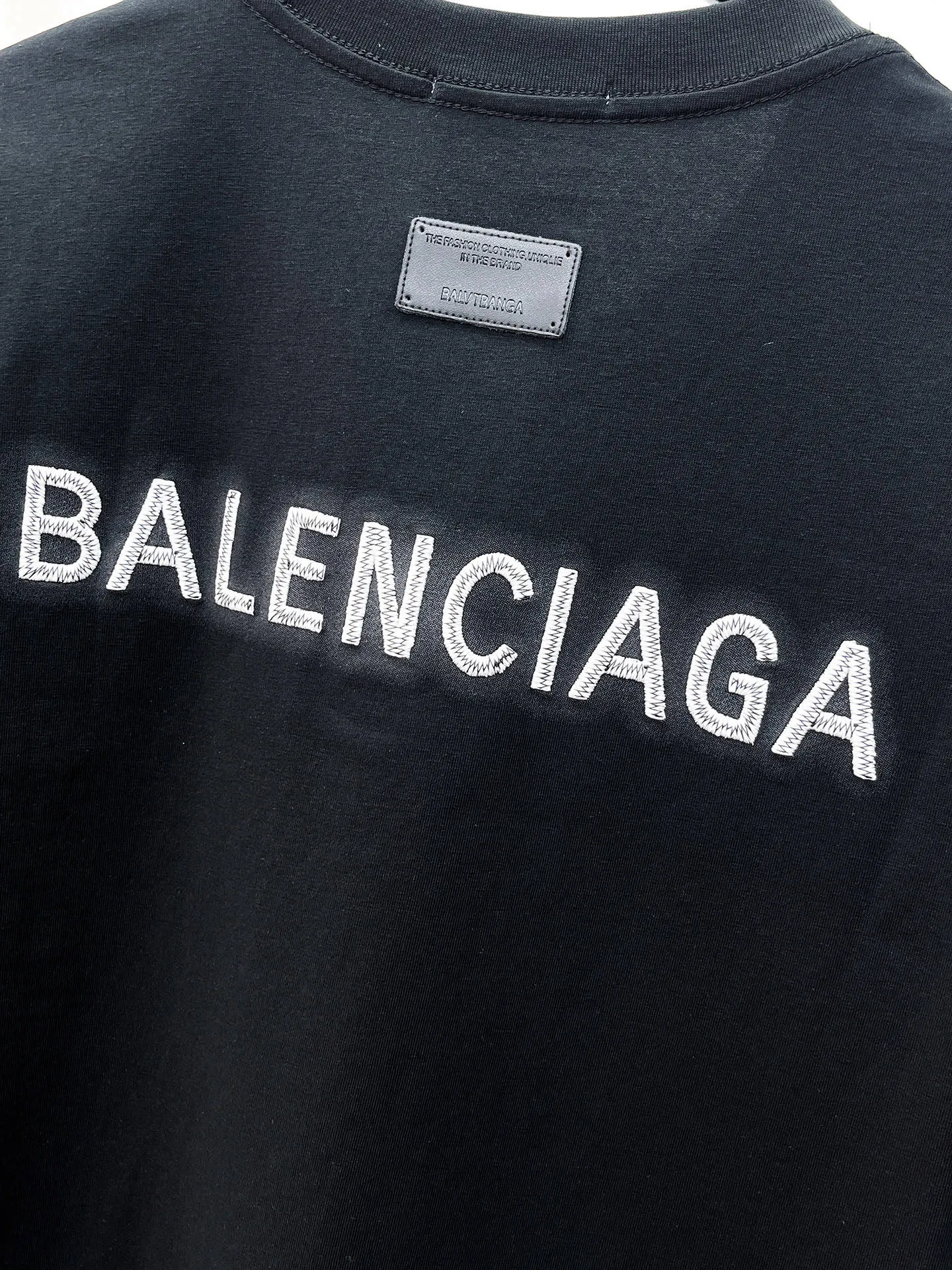 Balenciaga's high-end top-quality products 🐮2026 Spring and Summer New Arrival first counter, the latest New Arrival short-sleeved round neck T-shirt, Premium customized design, avant-garde and fashionable! Brand logo heavy craftsmanship design Premium customized 260g fabric. Soft to the touch. Comfortable to wear. Counter-level exquisite stitching. Fine workmanship. The upper body effect is incomparably handsome! A must-have item for men and women with the same style! Sizes: S~XXL When placing an order, please state your height and weight. The maximum wearing size is 210 pounds (one size larger)